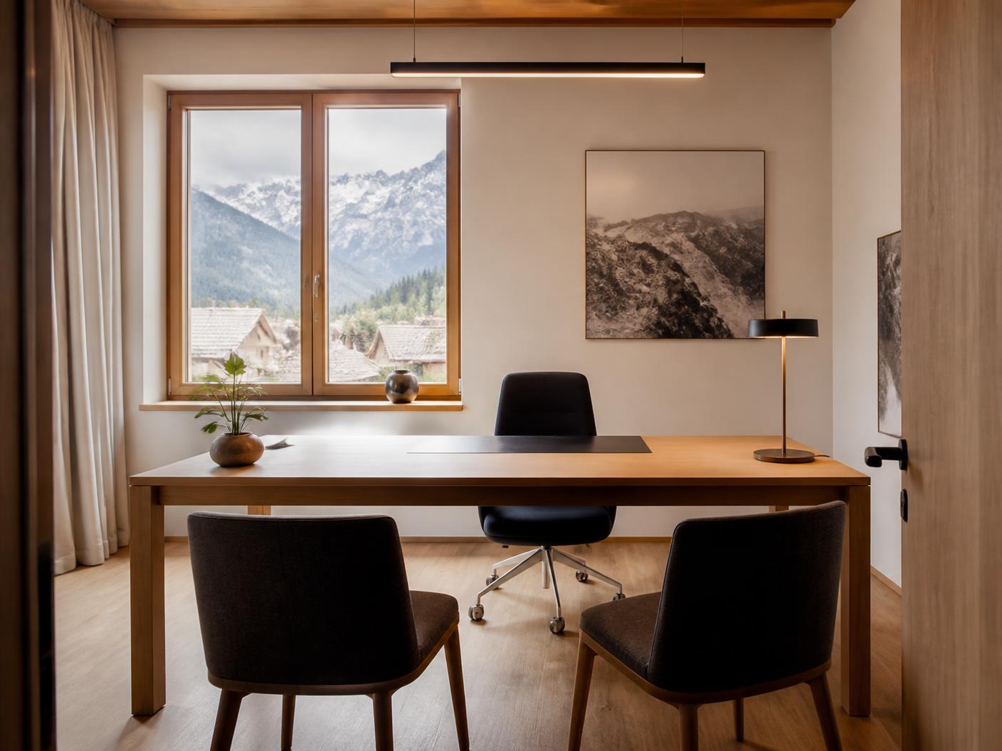 Ruhiges, modernes Beratungsbüro mit Blick auf die Berge